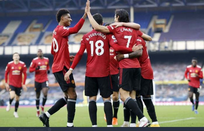 Para pemain Manchester United turut merayakan gol Edinson Cavani ke gawang Evereton dalam kemenangan 3-1 di Goodison Park, Sabtu (7/11/2020).