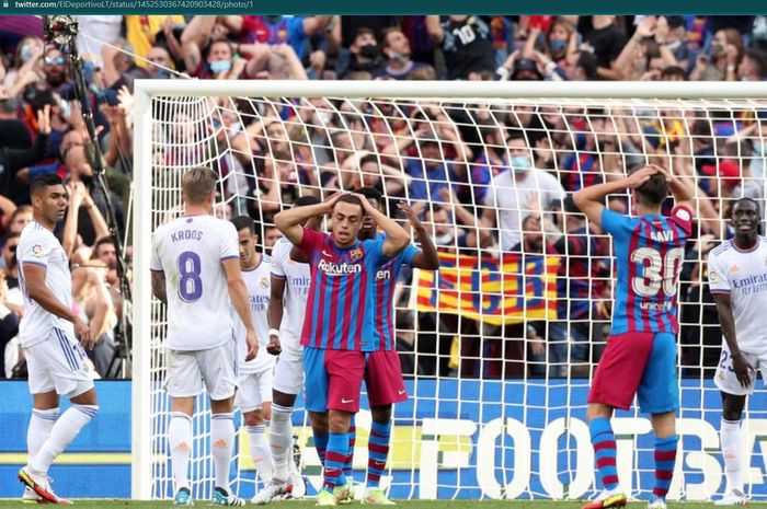 Pemain Barcelona, Sergino Dest, gagal mencetak gol setelah peluang matang di babak pertama gagal dimaksimalkan dalam laga el clasico jilid pertama.