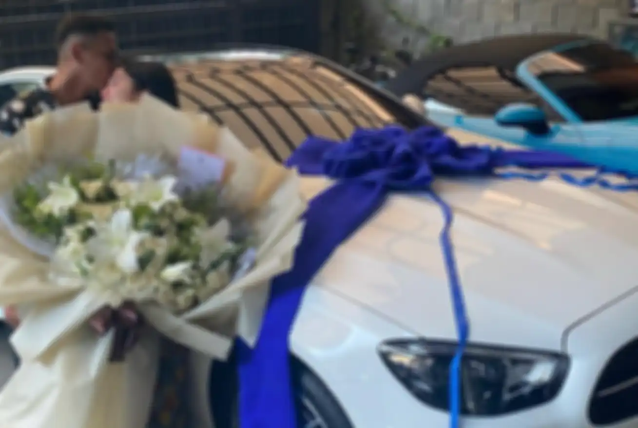 Ussy Sulistiawaty mendapat hadiah mobil mewah dari sang suami, Andhika Pratama
