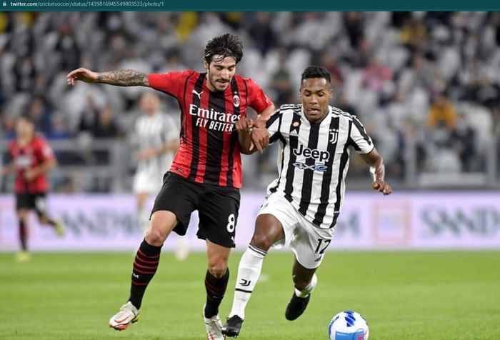 Sandro Tonali berduel dengan Alex Sandro saat AC Milan bertemu Juventus pada laga pekan kelima Liga Italia 2021-2022.