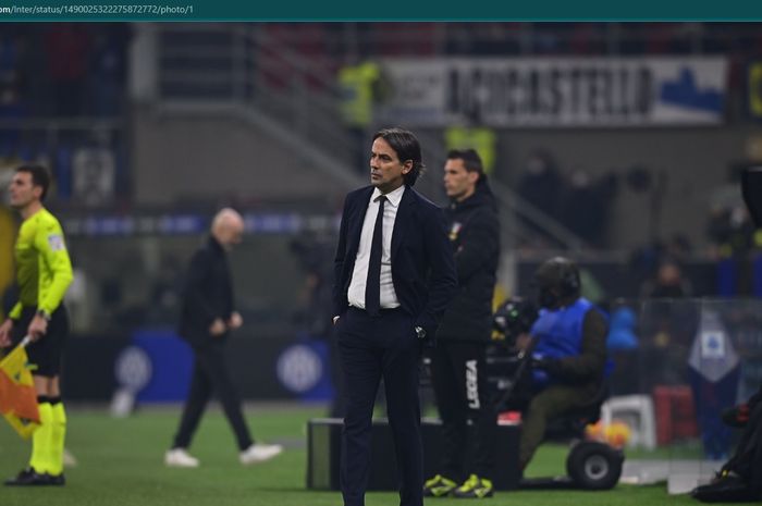 Simone Inzaghi mengaku sangat marah karena Inter Milan gagal menyalip AC Milan di klasemen Liga Italia 2021-2022  setelah kalah dari Sassuolo.