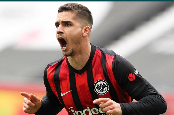 Eks penyerang AC Milan yang kini merumput bersama Eintracht Frankfurt, Andre Silva, masuk incaran Manchester City.