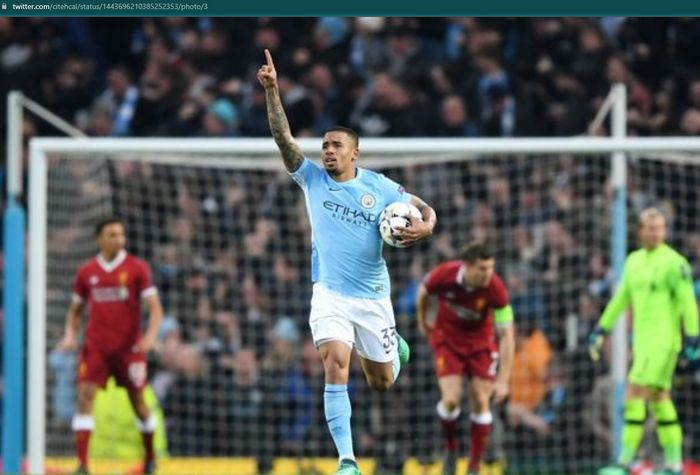 Momen Gabriel Jesus menjebol gawang Liverpool pada pertemuan di Liga Inggris.