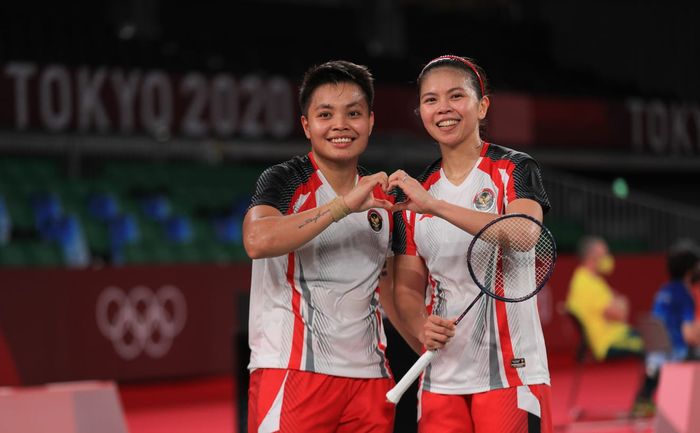 Pasangan ganda putri Indonesia, Greysia Polii/Apriyani Rahayu, berpose setelah menjadi juara grup Olimpiade Tokyo 2020 di Musashino Forest Sport Plaza, Selasa (27/7/2021).