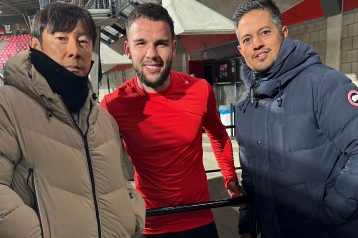 Pelatih timnas Indonesia Shin Tae-yong (kiri) bersama pemain keturunan Calvin Verdonk (tengah) saat berfoto bareng setelah menikmati pertandingan.