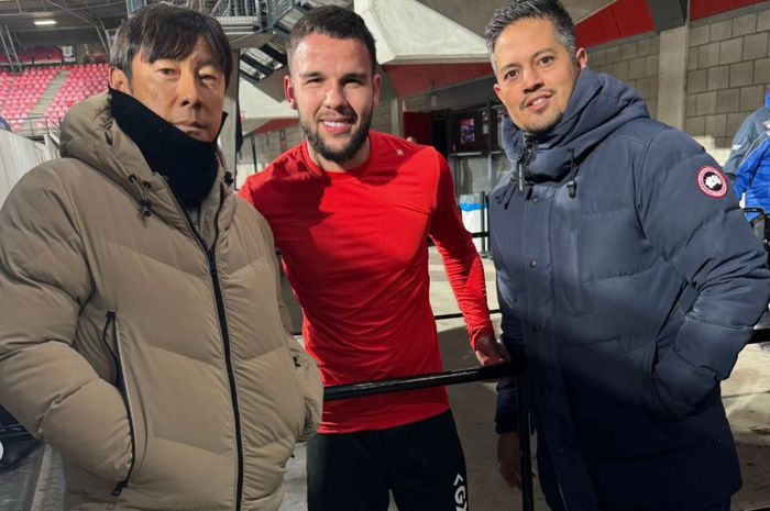 Pelatih timnas Indonesia Shin Tae-yong (kiri) bersama pemain keturunan Calvin Verdonk (tengah) saat berfoto bareng setelah menikmati pertandingan.