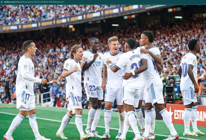 Para pemain Real Madrid merayakan gol yang dicetak David Alaba pada laga el clasico jilid pertama di Camp Nou.