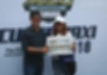 Sweet Banget! Difoto 'Mantan Pacar', Lisa Jadi Pemenang Maxi Lady Customaxi Bekasi