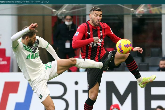 Pemain AC Milan, Theo Hernandez, berduel dengan salah satu pemain Sassuolo pada laga yang berlangsung di San Siro.