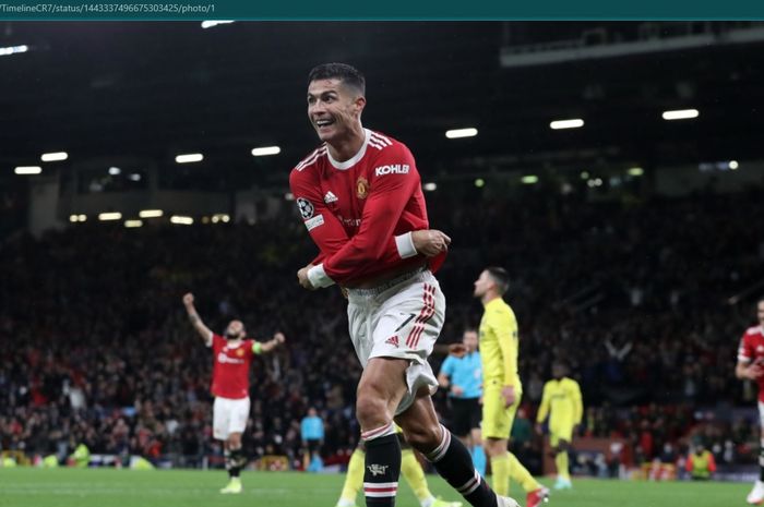 Momen Cristiano Ronaldo hendak melakukan selebrasi usai mencetak gol kemenangan Manchester United atas Villarreal pada matchday kedua Liga Champions 2021-2022.