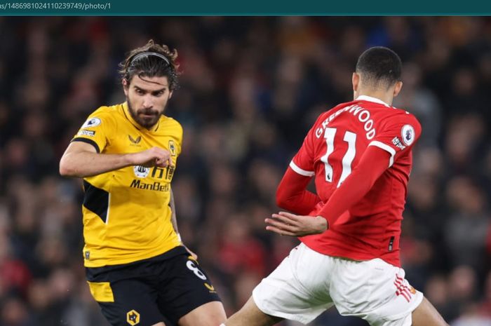 Momen Ruben Neves bermain melawan Mason Greenwood kala Wolverhampton Wanderers berhadapan dengan Manchester United di Liga Inggris.