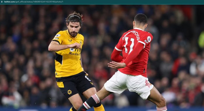 Momen Ruben Neves bermain melawan Mason Greenwood kala Wolverhampton Wanderers berhadapan dengan Manchester United di Liga Inggris.