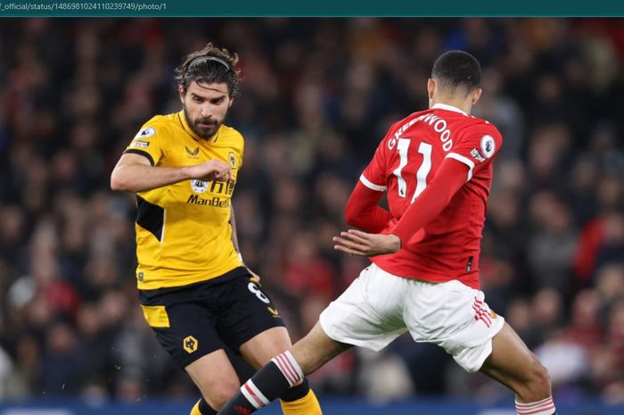 Momen Ruben Neves bermain melawan Mason Greenwood kala Wolverhampton Wanderers berhadapan dengan Manchester United di Liga Inggris.