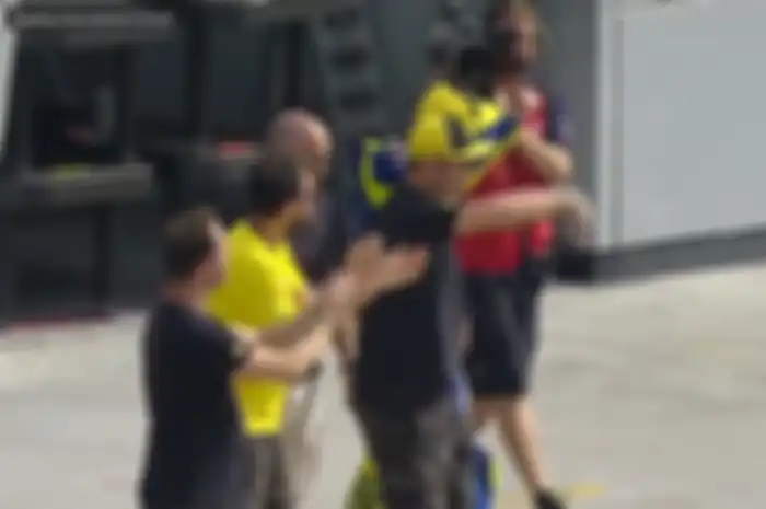 Valentino Rossi keluar paddock untuk berikan selamat ke Franco