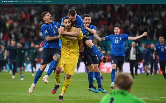 Ekspresi kiper timnas Italia, Gianluigi Donnarumma setelah berhasil menepis tendangan penalti Bukayo Saka.