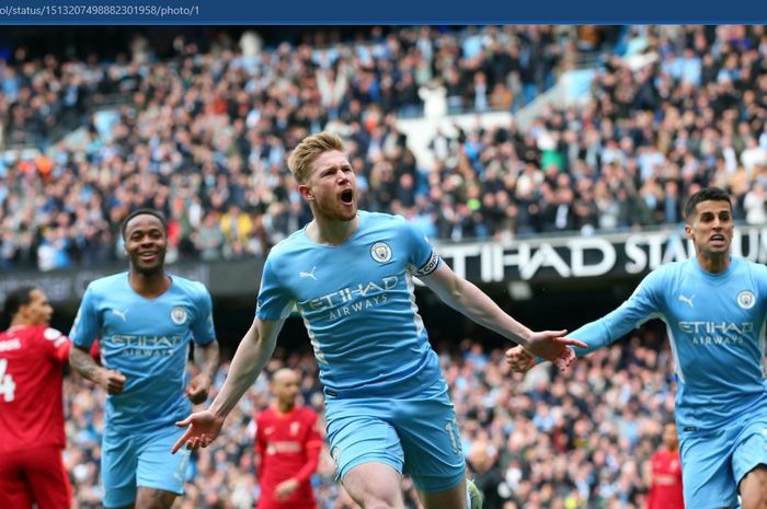 Selebrasi Kevin De Bruyne usai mencetak gol pembuka bagi Manchester City dalam laga kontra Liverpool di Etihad Stadium, Minggu (10/4/2022).