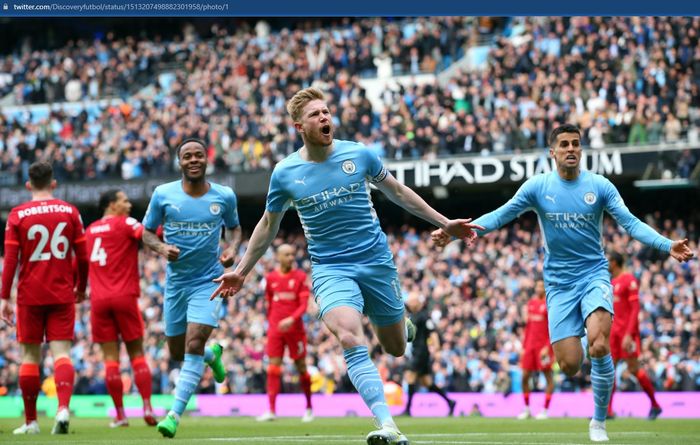 Selebrasi Kevin De Bruyne usai mencetak gol pembuka bagi Manchester City dalam laga kontra Liverpool di Etihad Stadium, Minggu (10/4/2022).