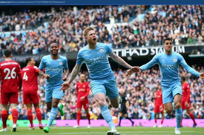 Selebrasi Kevin De Bruyne usai mencetak gol pembuka bagi Manchester City dalam laga kontra Liverpool di Etihad Stadium, Minggu (10/4/2022).