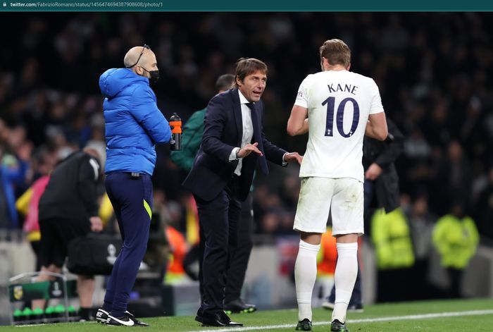 Momen Antonio Conte memberikan instruksi kepada Harry Kane pada laga European Conference League.