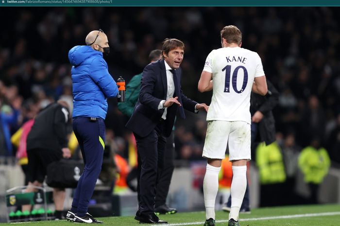 Momen Antonio Conte memberikan instruksi kepada Harry Kane pada laga European Conference League.