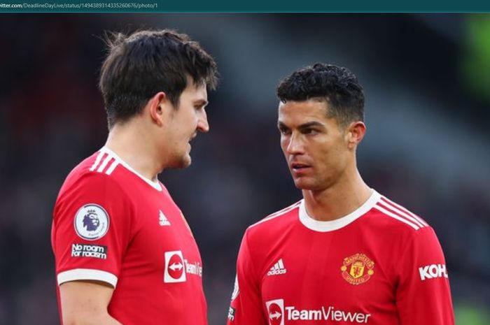 Harry Maguire (kiri) dan Cristiano Ronaldo saat membela Manchester United.