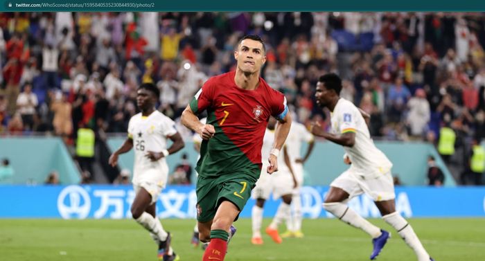 Penyerang sekaligus kapten timnas Portugal, Cristiano Ronaldo berselebrasi usai mencetak gol ke gawang timnas Ghana pada laga Grup H Piala Dunia 2022.