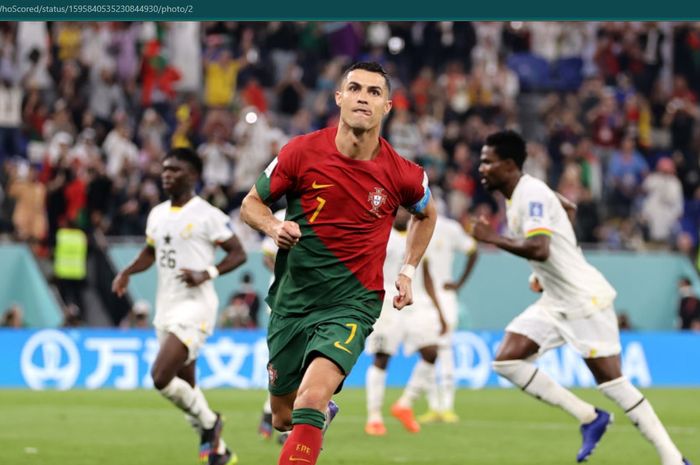 Penyerang sekaligus kapten timnas Portugal, Cristiano Ronaldo berselebrasi usai mencetak gol ke gawang timnas Ghana pada laga Grup H Piala Dunia 2022.