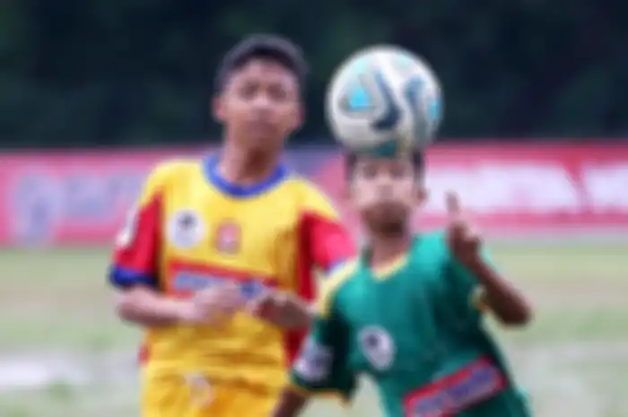 Pemain SSB Siaga Pratama Novaldy Faisal (depan) dibayangi pemain SSB Salfas Soccer Agam Abiyan dalam
