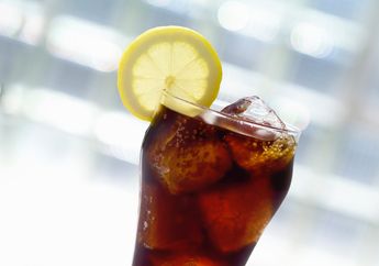 Sering Konsumsi Minuman Bersoda? Ini 5 Dampak Buruknya Bagi Tubuh!