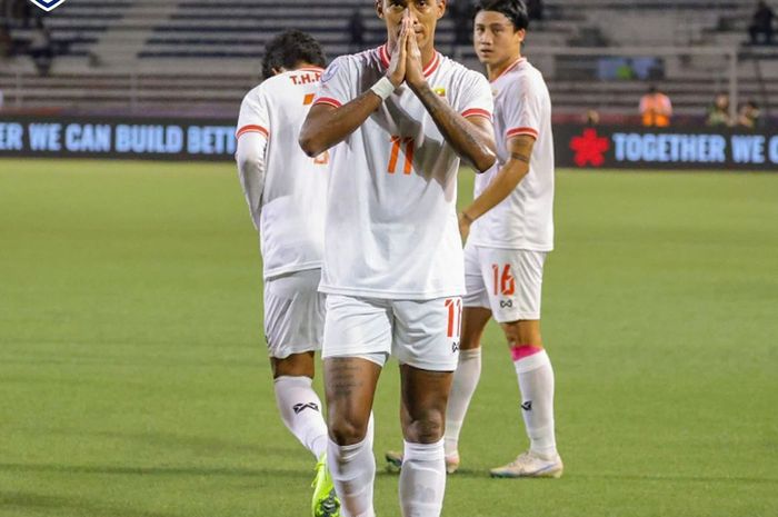 Pemain Myanmar, Maung Maung Lwin usai mencetak gol ke gawang Filipina dalam matchday kedua grup B ASEAN Cup 2024 di Stadion Rizal Memorial, Manila, pada Kamis (12/12/2024).