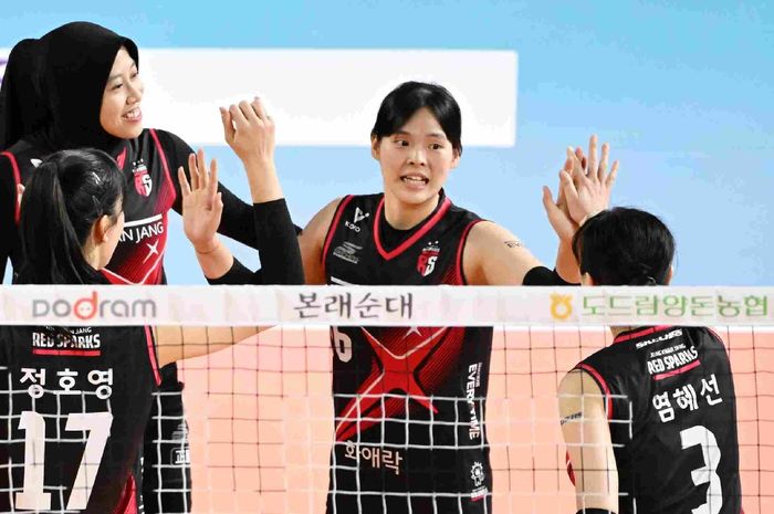 Megawati Hangestri Pertiwi dan Shin Eun-ji bersama para pemain Daejeon JungKwanJang Red Sparks lainnya