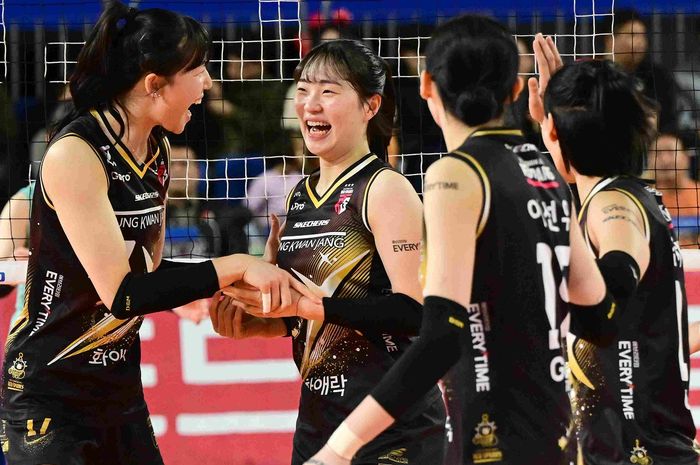 Outside hitter Daejeon JungKwanJang Red Sparks, Jeon Da-bin (dua dari kanan) saat laga melawan GS Caltex Seoul KIXX, Sabtu (21/12/2024)