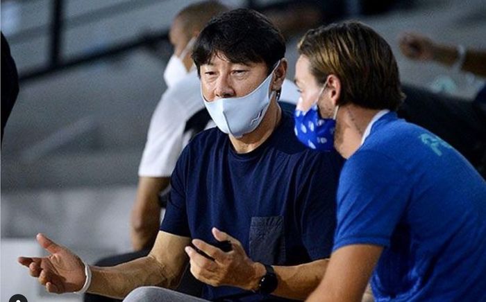 Marc Klok berbincang dengan pelatih timnas Indonesia, Shin Tae-yong saat menyaksikan pertandingan Persib Bandung vs Bali United
