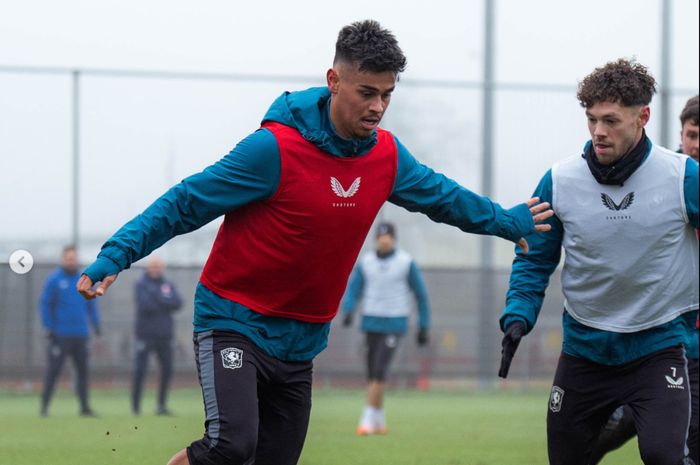Kabar baik datang dari bek Timnas Indonesia Mees Hilgers yang telah terlihat latihan bersama tim dan dipastikan telah pulih dari cedera.