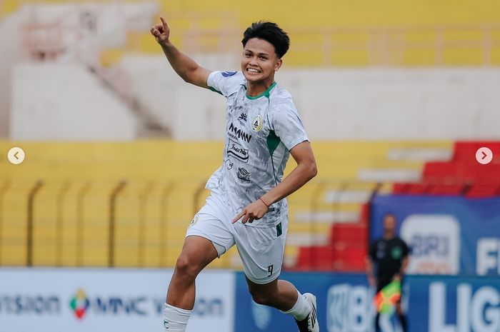 Penyerang PSS Sleman Hokky Caraka saat selebrasi seusai mencetak gol ke gawang Barito Putera dalam laga ke-8 Liga 1 2024/2025 di Stadion Sultan Agung, Bantul, Minggu (20/10/2024).