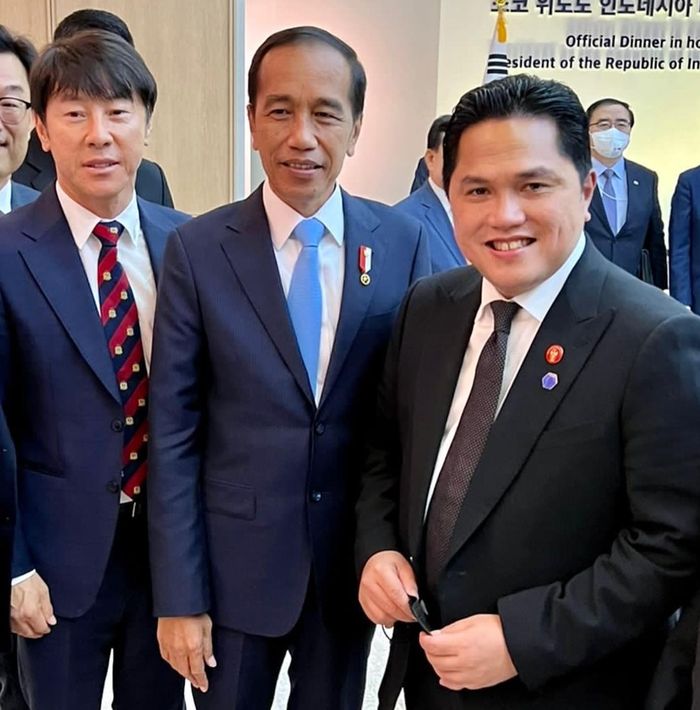 Pemandangan menarik terjadi saat pelatih timnas Indonesia, Shin Tae-yong, mendapatkan kesempatan bertemu langsung dengan Presiden RI, Joko Widodo, dan Menteri BUMN Erick Thohir di Korea Selatan pada Kamis (28/7/2022).