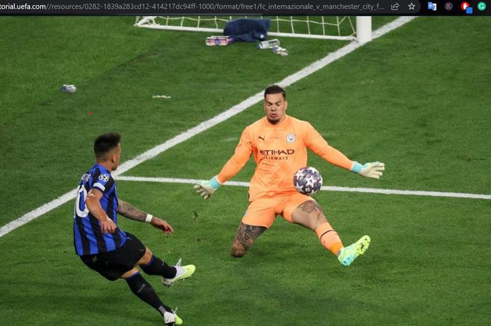 Penyerang Inter Milan, Lautaro Martinez, mendapatkan peluang emas berhadapan satu lawan satu dengan kiper Manchester City, Ederson Moraes, dalam laga final Liga Champions 2022-2023 di Stadion Olimpiade Ataturk, Sabtu (11/6/2023).