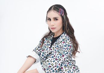 Bak Gadis ABG, Begini Gaya Momo Geisha saat Momong Anak Pakai Celana Hot Pants Pamer Kaki Mulus