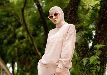 Lihat Fashion Hijab Olla Ramlan Perlihatkan Lekuk Tubuh Ramping dengan Padukan Bustier