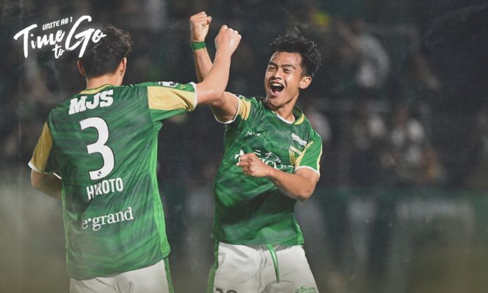 Pratama Arhan saat melakukan selebrasi bersama pemain Tokyo Verdy seusai cetak assist dalam laga Putaran Kedua Piala Kaisar 2023 melawan Thespakusatsu Gunma.