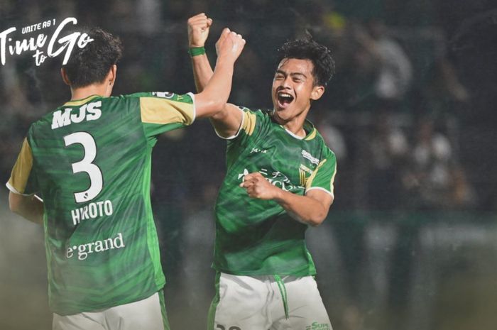 Pratama Arhan saat melakukan selebrasi bersama pemain Tokyo Verdy seusai cetak assist dalam laga Putaran Kedua Piala Kaisar 2023 melawan Thespakusatsu Gunma.