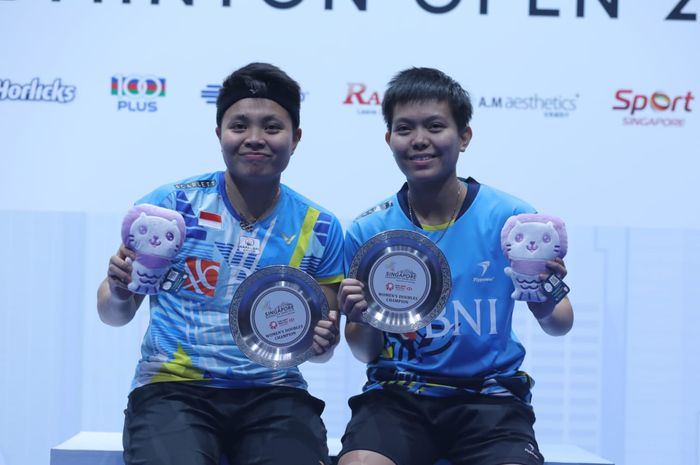 Ganda putri Indonesia, Apriyani Rahayu/Siti Fadia Silva Ramadhanti berpose di podium Singapore Open, Minggu (17/7/2022)