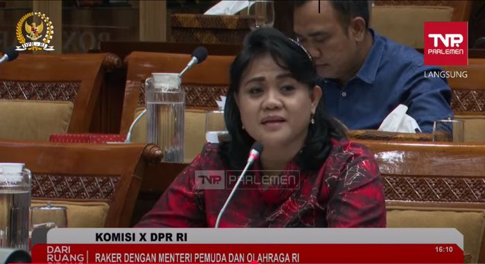 Anggota Komisi X DPR RI Anita Jacoba Gah saat mengkritik keras naturalisasi Timnas Indonesia dalam Rapat Kerja DPR RI, di Gedung Nusantara I, Senayan, Jakarta, Senin (4/11/2024).