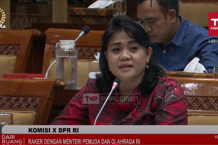 Anggota Komisi X DPR RI Anita Jacoba Gah saat mengkritik keras naturalisasi Timnas Indonesia dalam Rapat Kerja DPR RI, di Gedung Nusantara I, Senayan, Jakarta, Senin (4/11/2024).