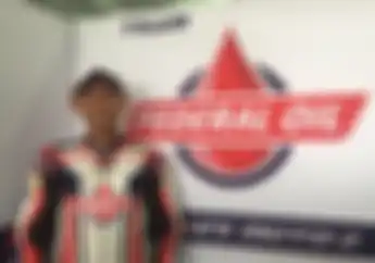 Romantis! Berlaga di Moto2 Malaysia, Ini Cara Dimas Ekky Menyapa Kekasihnya
