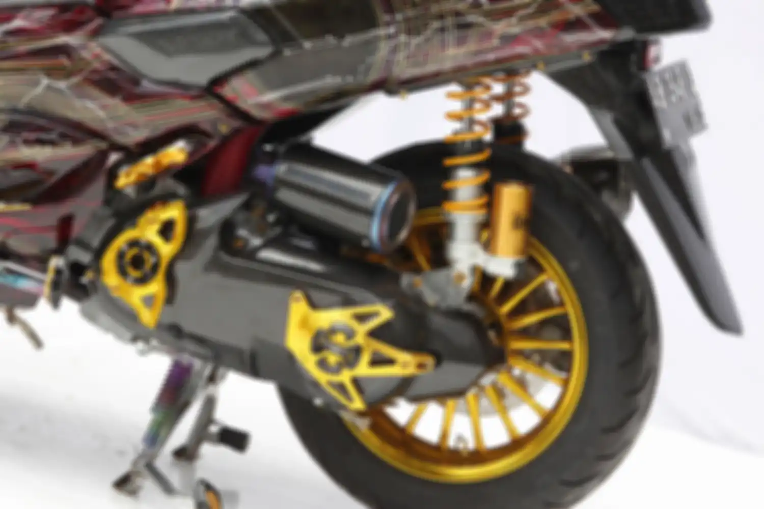 Suspensi belakang pakai Ohlins biar makin keren