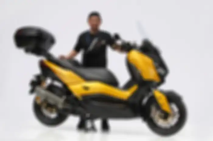 Andy bersama Yamaha XMAX kesayangannya