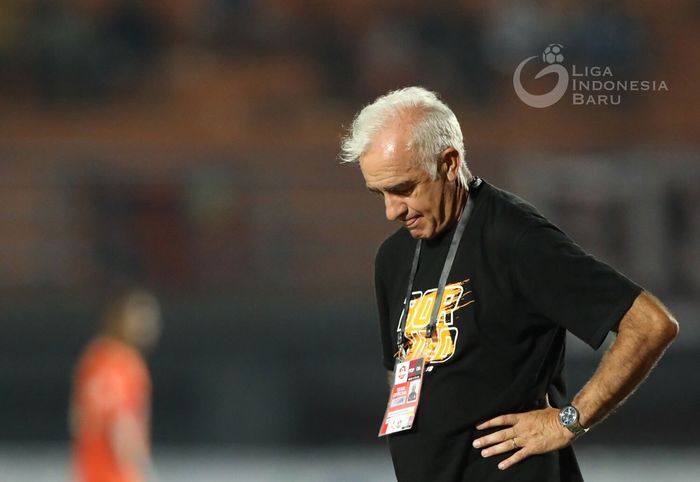 Pelatih Borneo FC, Mario Gomez tertunduk lesu setelah timnya takluk 1-2 dari Persela Lamongan dalam laga pekan ke-29 di Stadion Segiri, Samarinda, Rabu (27/11/2019).