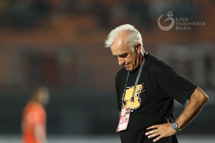 Pelatih Borneo FC, Mario Gomez tertunduk lesu setelah timnya takluk 1-2 dari Persela Lamongan dalam laga pekan ke-29 di Stadion Segiri, Samarinda, Rabu (27/11/2019).