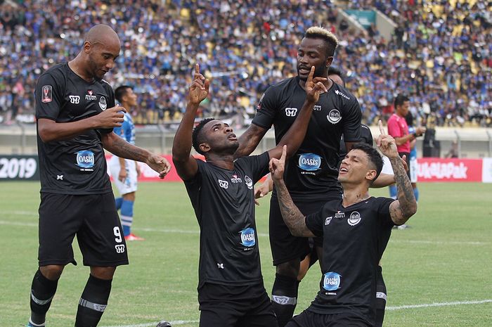 Pemain Tira Persikabo merayakan gol mereka ke gawang Persib Bandung dalam laga fase grup Piala Presiden 2019, Sabtu (2/3/2019), di Stadion Si Jalak Harupat, Bandung. Tira Persikabo menang 2-1 dalam laga ini.